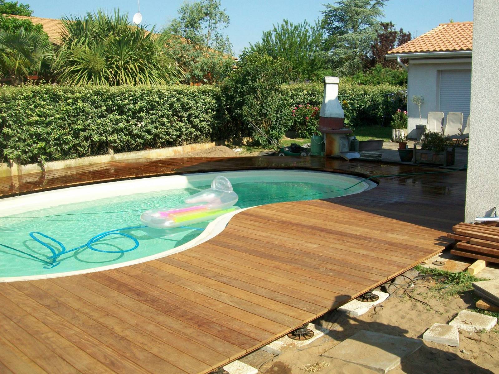 Réalisation d'une terrasse en bois exotique autour d'une piscine sur le bassin d'Arcachon