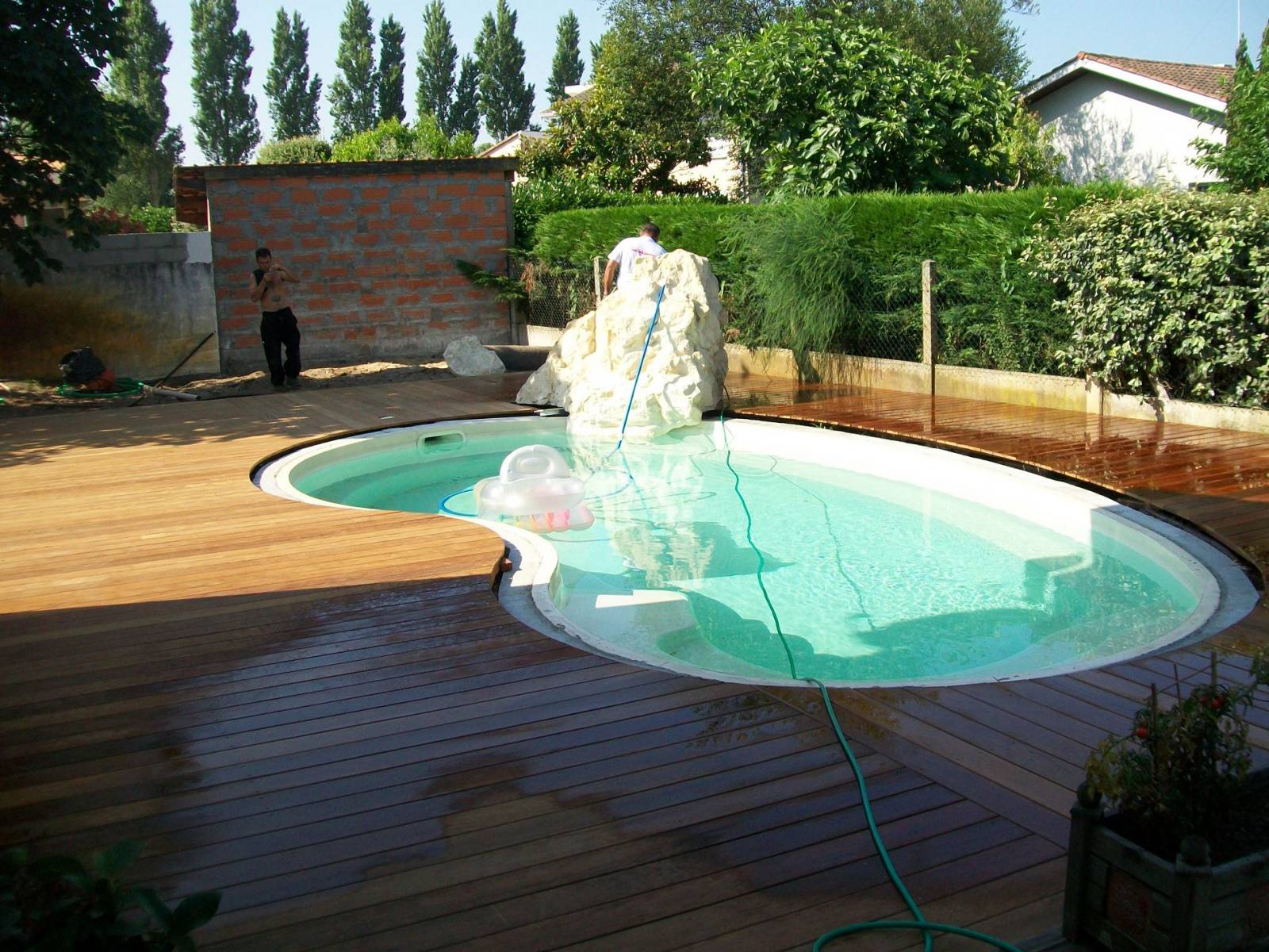 Réalisation d'une terrasse en bois exotique autour d'une piscine sur le bassin d'Arcachon