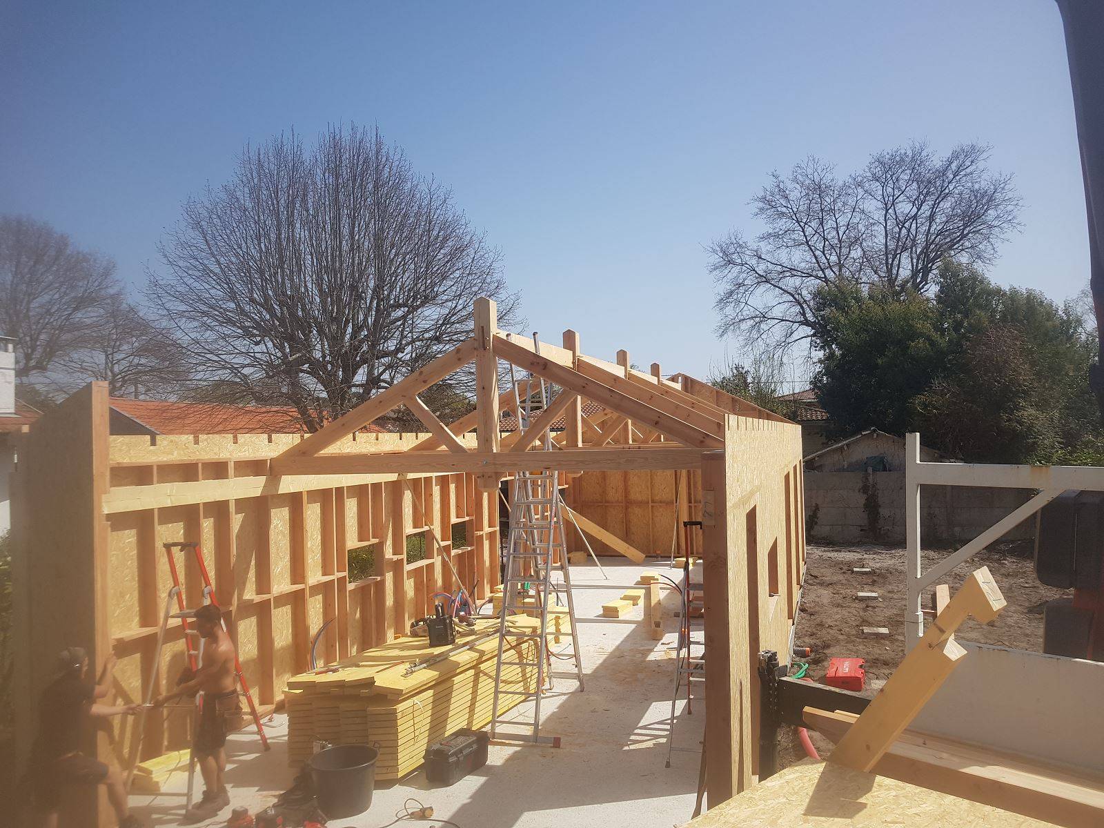Levage de mur ossature bois et de charpente traditionnelle à Ares