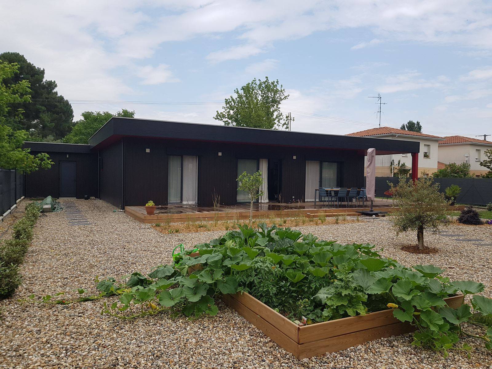 Construction d'une maison bois avec pose d'un bardage bois noir en gironde