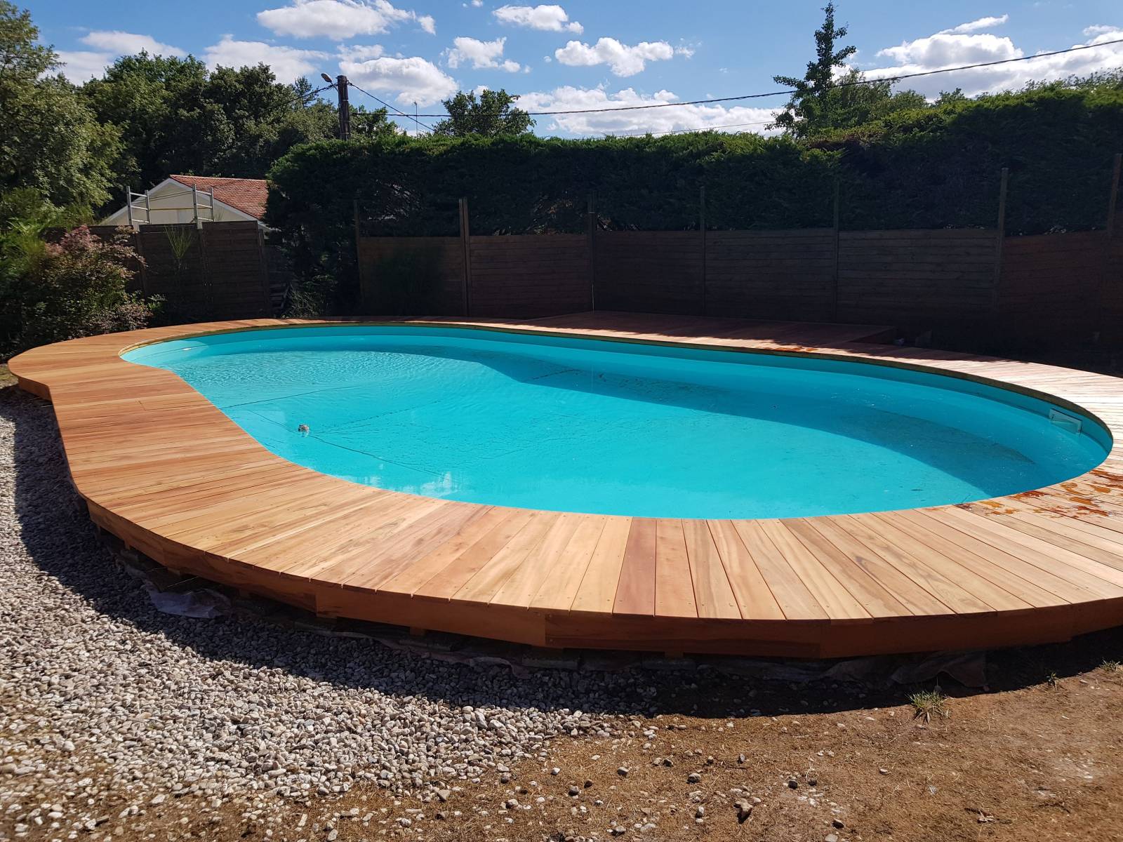 Terrasse en bois exotique à Saucats proche du Barp: réalisation sur mesure pour contour de piscine