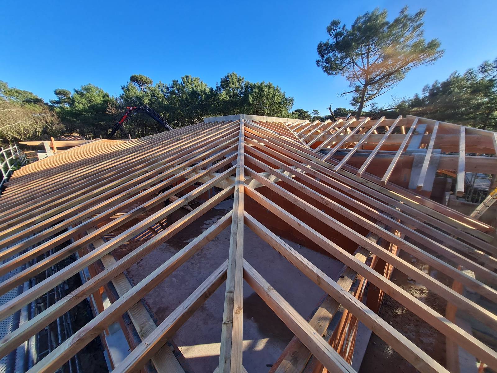 Sur tout le Bassin d’Arcachon, Traditions Charpente crée des structures bois élégantes et durables pour des maisons d’architecte uniques.