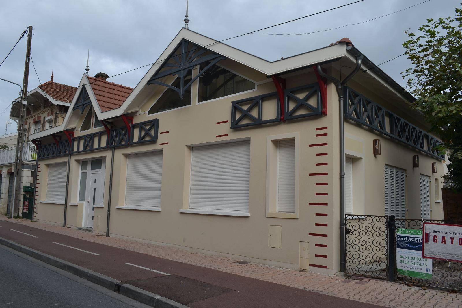 Fabrication et pose d'une charpente sur mesure avec ferme décorative en façade à Arcachon