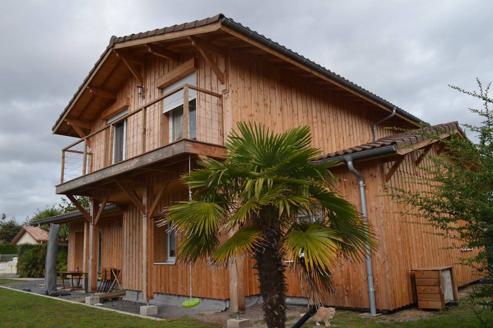 Pose d'un bardage couvre joint douglas sur une surélévation et réalisation d'une isolation par l'extérieur recouvert de bardage bois sur une maison existante
