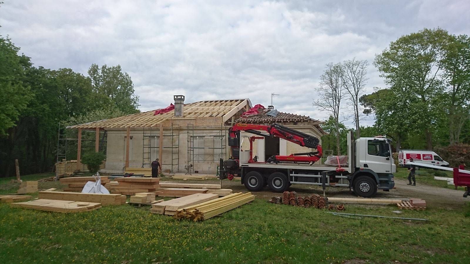 Pose de poutre en lamellé collé et chevrons autoporteur de la nouvelle charpente sur un chantier de rénovation au sud de Bordeaux