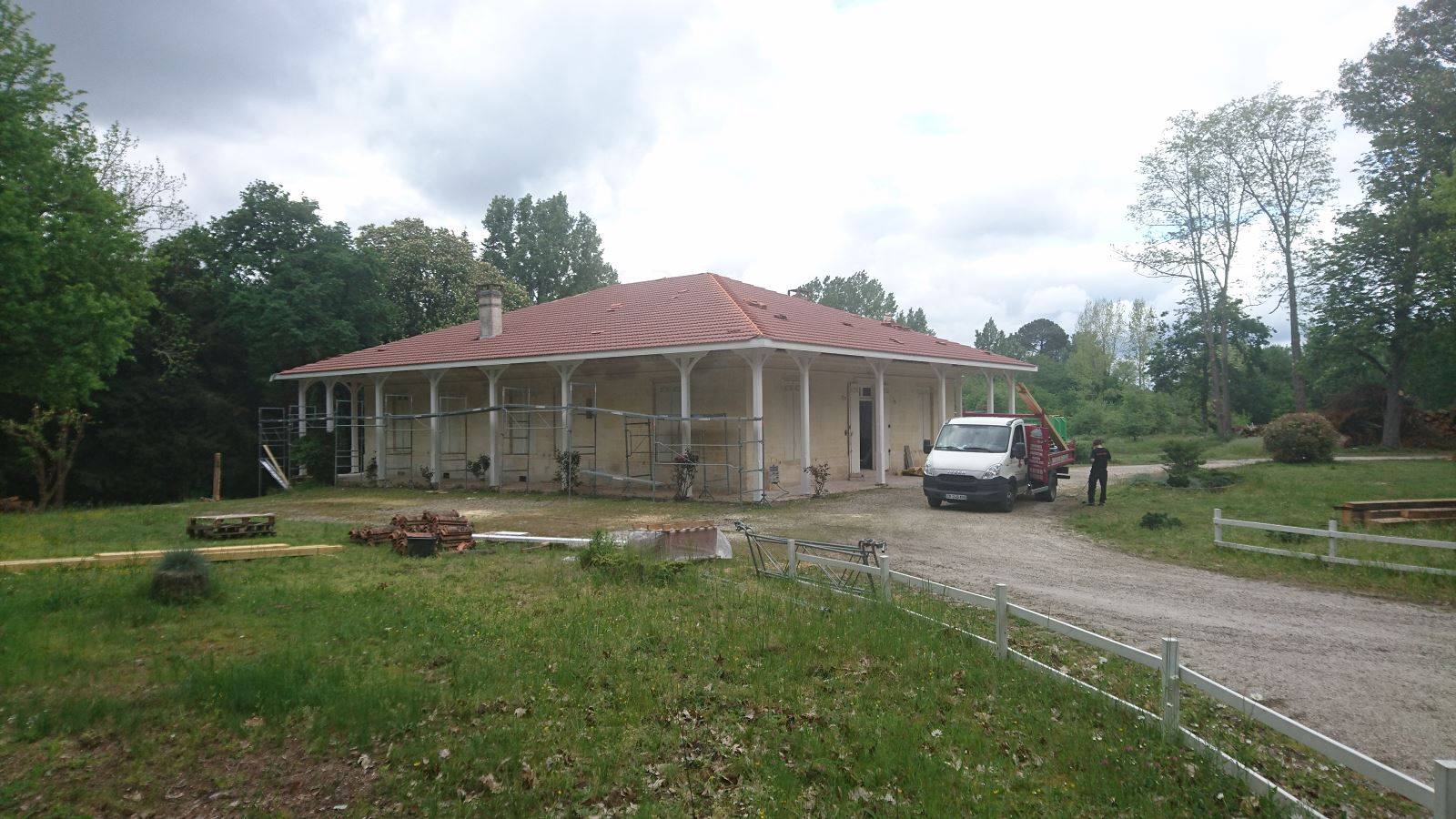 Couverture en tuile d'une charpente en tuile de Marseille sur un chantier à Cestas