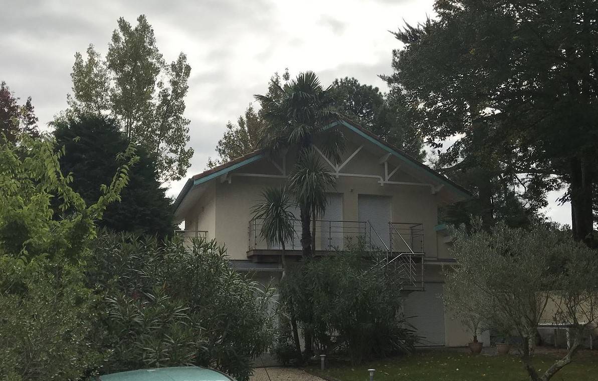 Surélévation en ossature bois qui s'intègre parfaitement avec la maison existante.