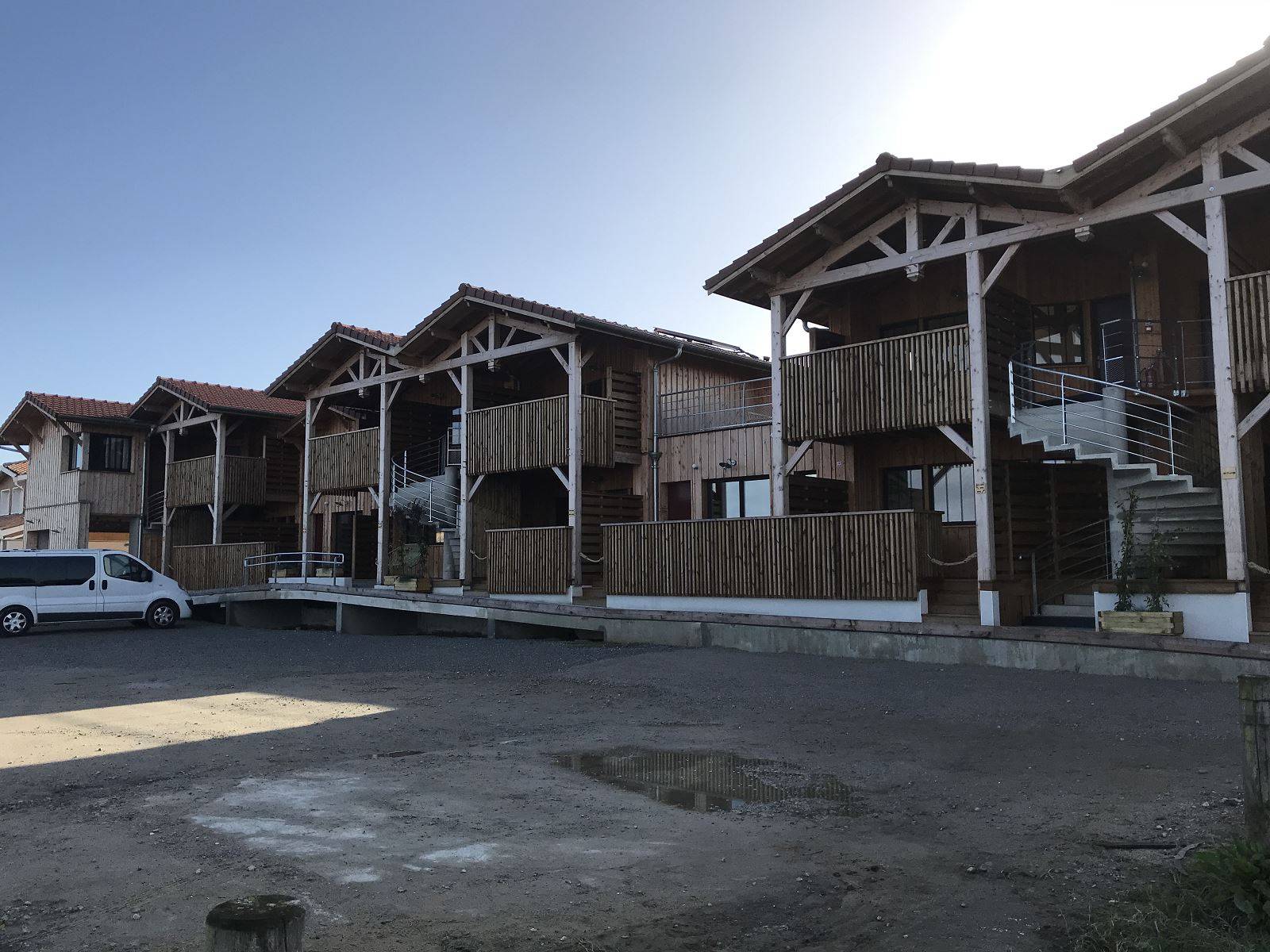 Construction de Gites Marins, avec fabrication de charpente traditionnelle, de murs ossature bois, pose de Bardage.