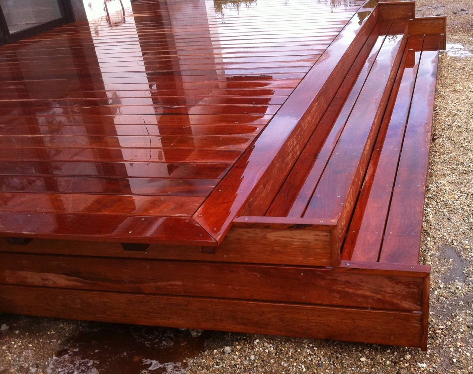 Réalisation d'une terrasse avec marche en bois exotique