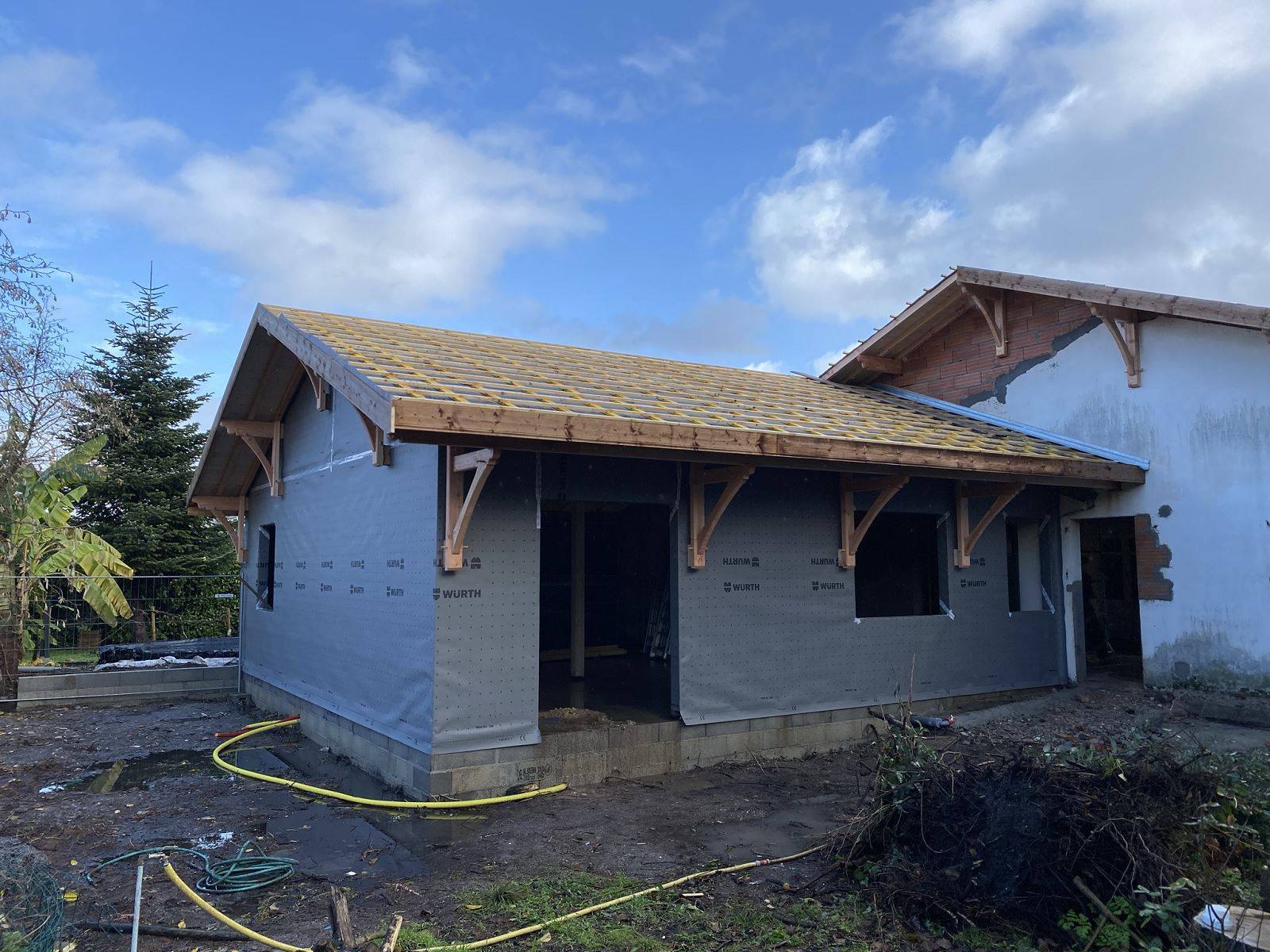 Pose d'un pare pluie sur les murs et la toiture sur une extension dans la région bordelaise