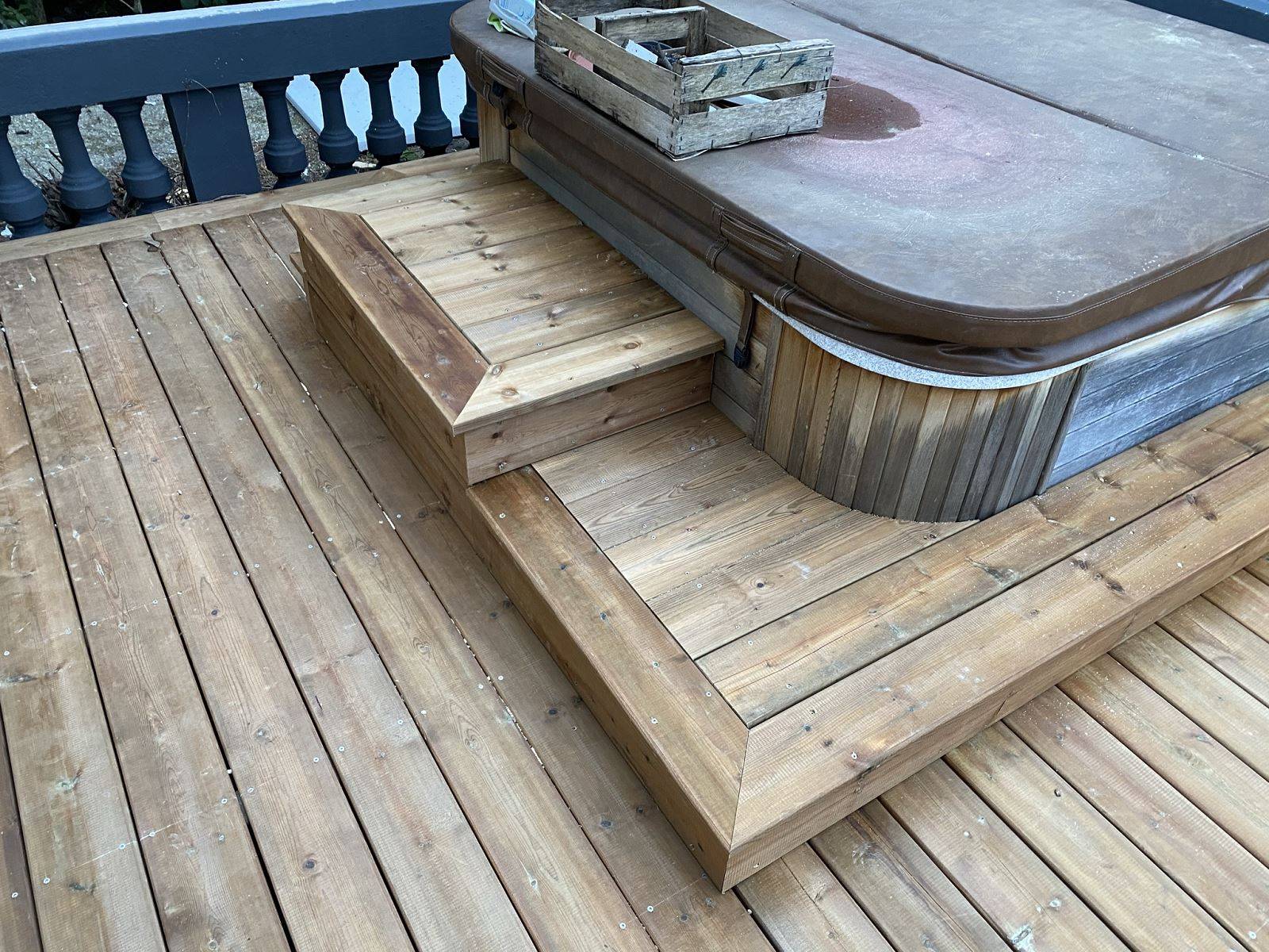 Terrasse sur mesure autour d'un jacuzzi en Gironde