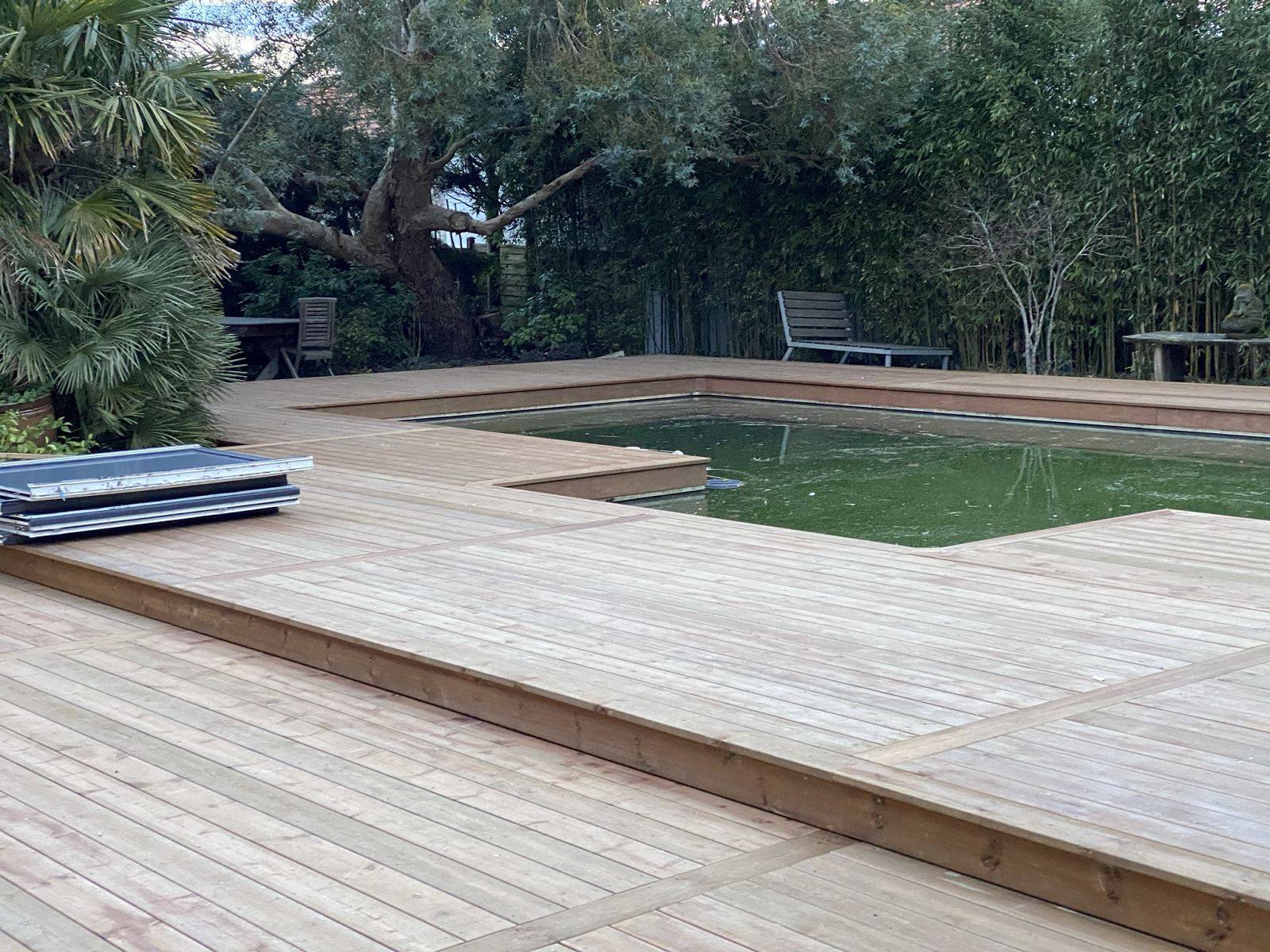 Pose d'une terrasse bois autour d'une piscine sur le Bassin d'Arcachon