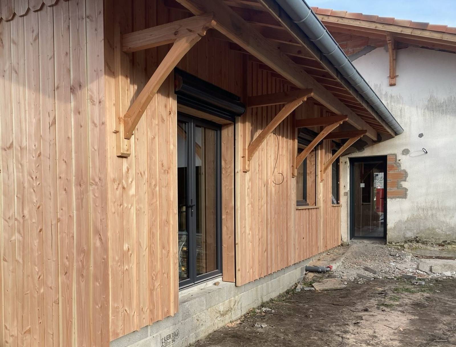 Réalisation d'un bardage couvre joint en douglas sur une extension en ossature bois sur Villenave
