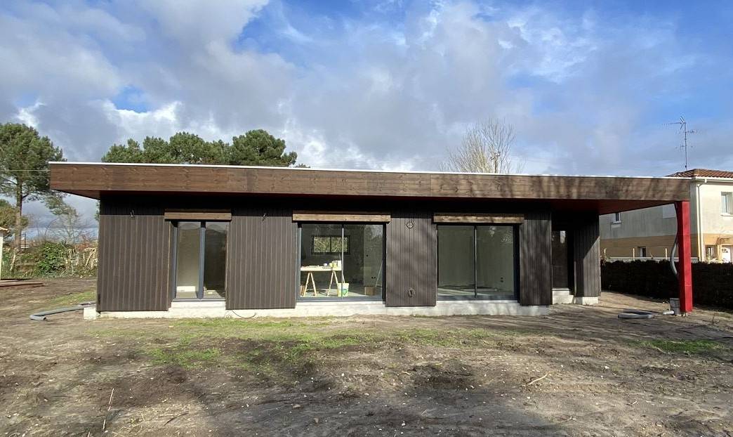 Pose d'un bardage bois noir peint en usine en pose verticale sur une maison ossature bois proche de Langon