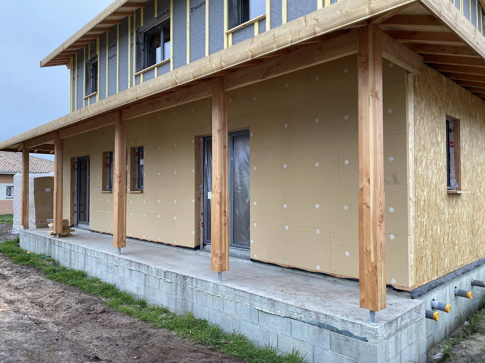 Pose d'une isolation par l'extérieur en fibre de bois sur une maison ossature bois dans les Landes