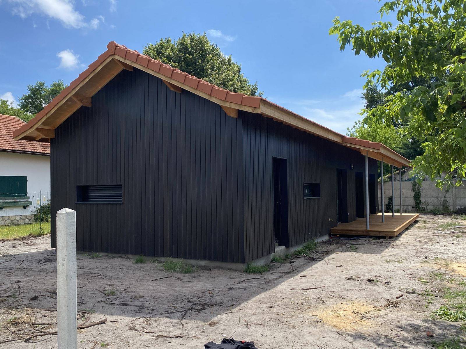Maison Ossatire bois avec bardage bois noir et Terrasse bois