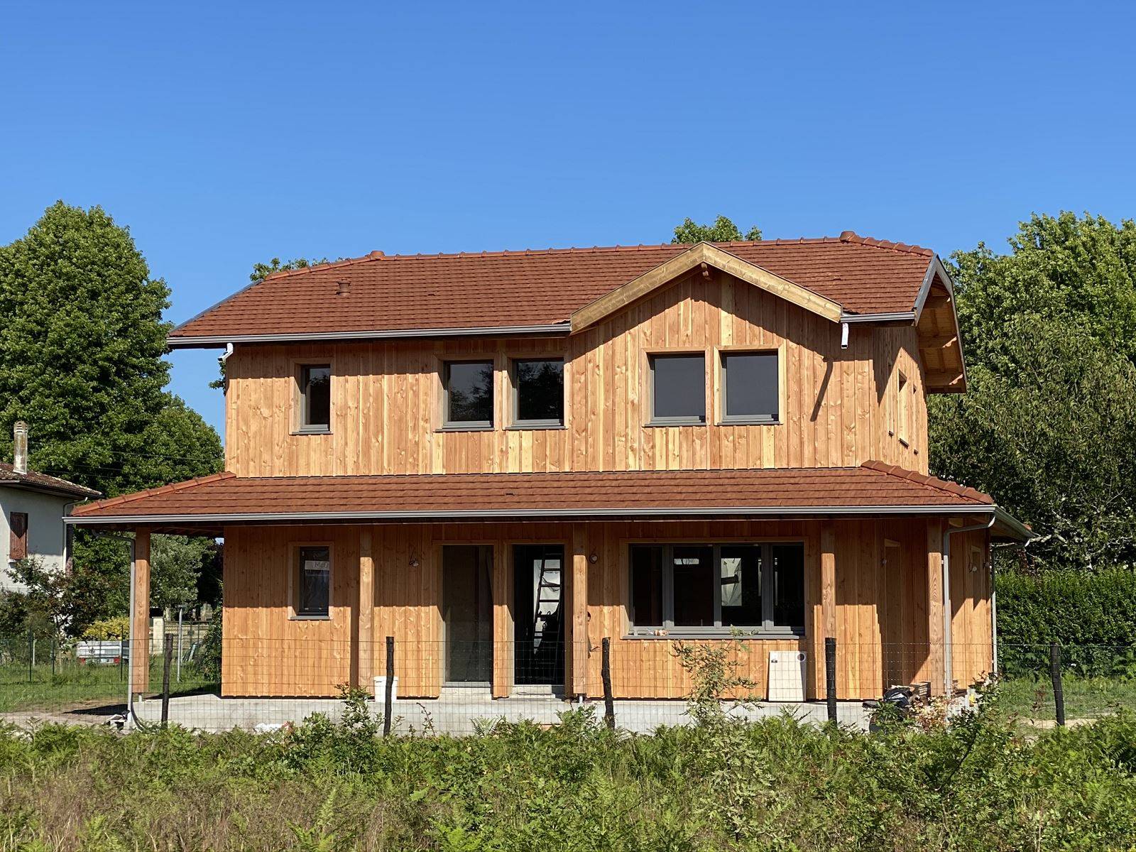 Construction d'une maison ossature bois avec pose d'un bardage couvre joint en bois douglas à Parentis -en-Born