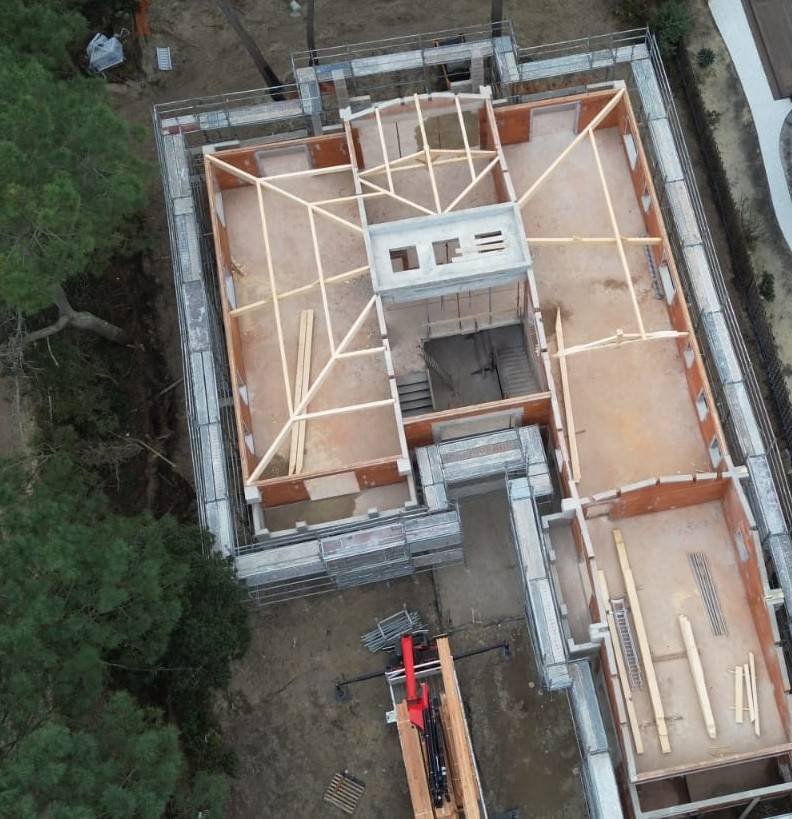 Sur le Bassin d’Arcachon, Traditions Charpente réalise une charpente traditionnelle sur-mesure pour cette maison d’architecte face à la mer.