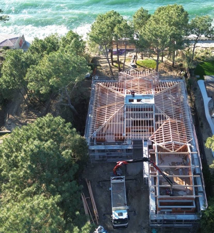 Dans le secteur du Bassin d’Arcachon, Traditions Charpente allie tradition et modernité pour des constructions bois d’exception