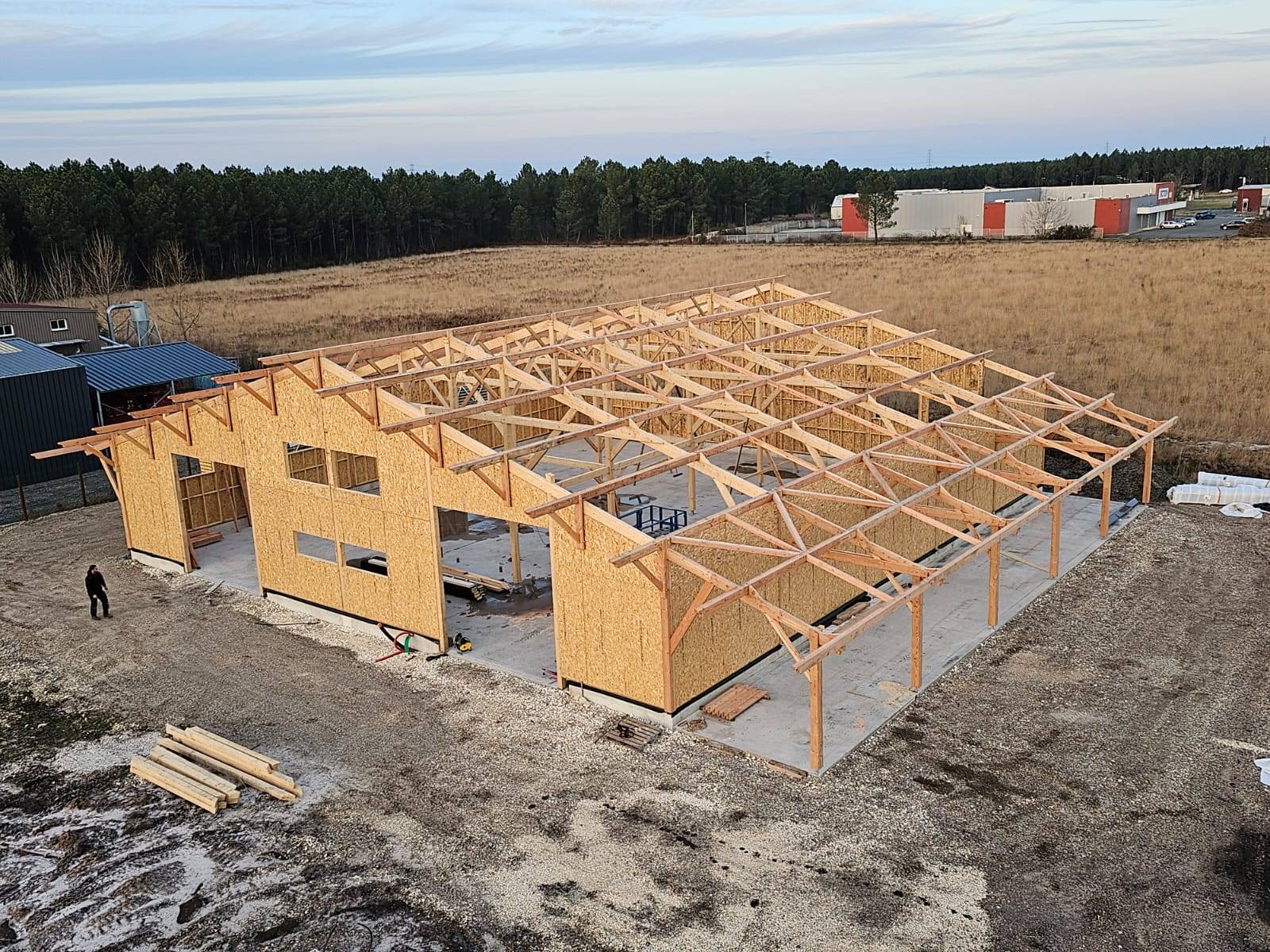 Atelier de fabrication Traditions Charpente au Barp : réalisation sur mesure d'un bureau d'accueil en Pin .