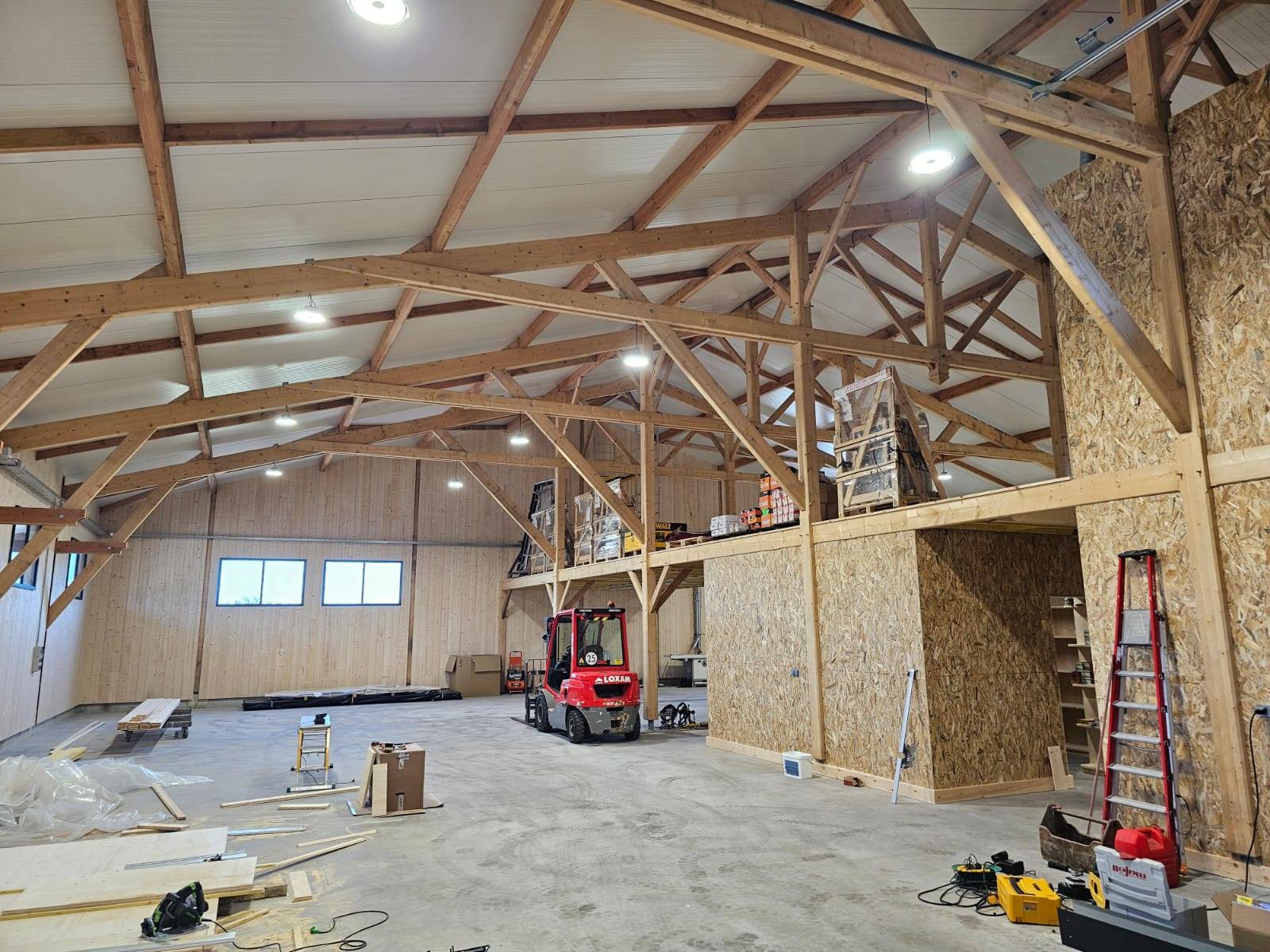 Conception sur mesure d’un bureau d’accueil en Pin massif, réalisé avec passion dans nos ateliers au Barp.