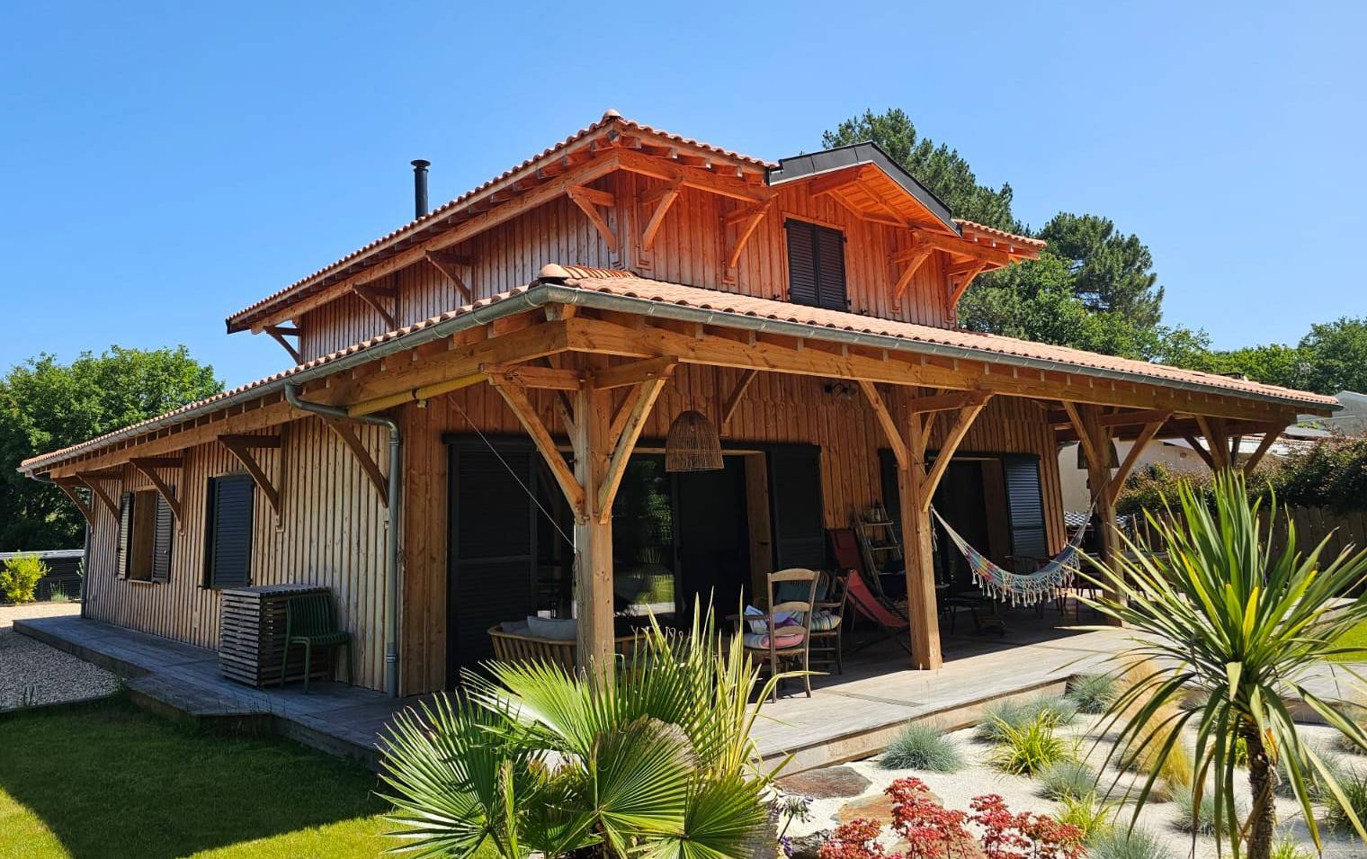 Surélévation d'une maison à La Test de Buch en ossature bois avec une charpente traditionnelle et une isolation en sarking