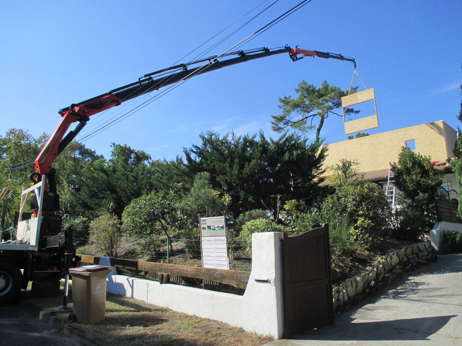 Levage de mur ossature bois pour une surélévation au Pyla