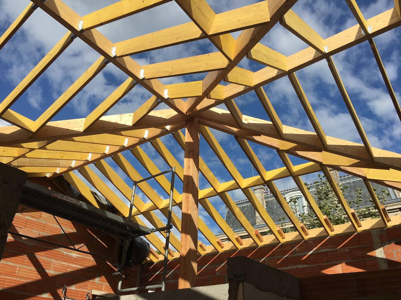 Pose d'une charpente à Arcahon