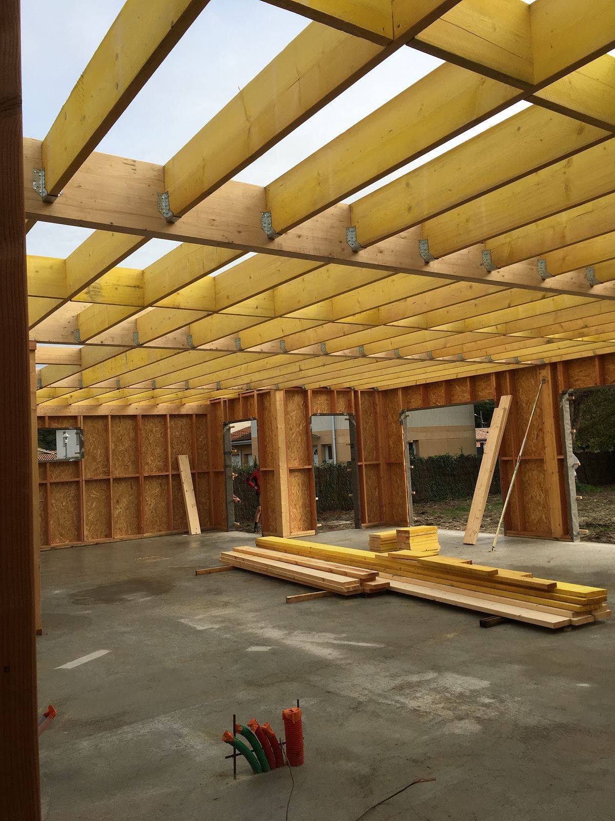 Levage d'une maison ossature bois avec toit terrasse en sud Gironde