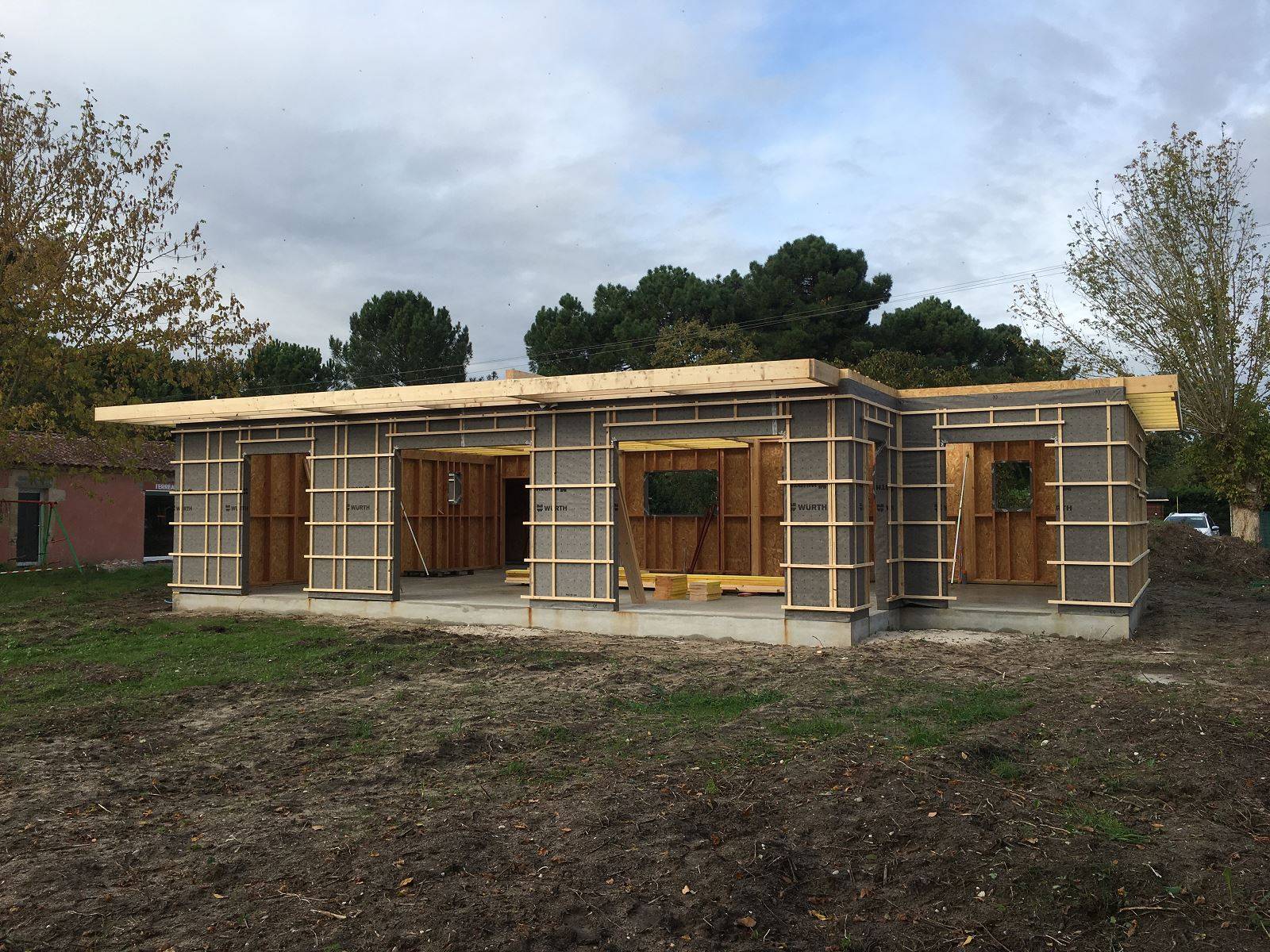 Maison ossature bois avec pose de pare pluie sur les murs et double lattage pour la pose du bardage