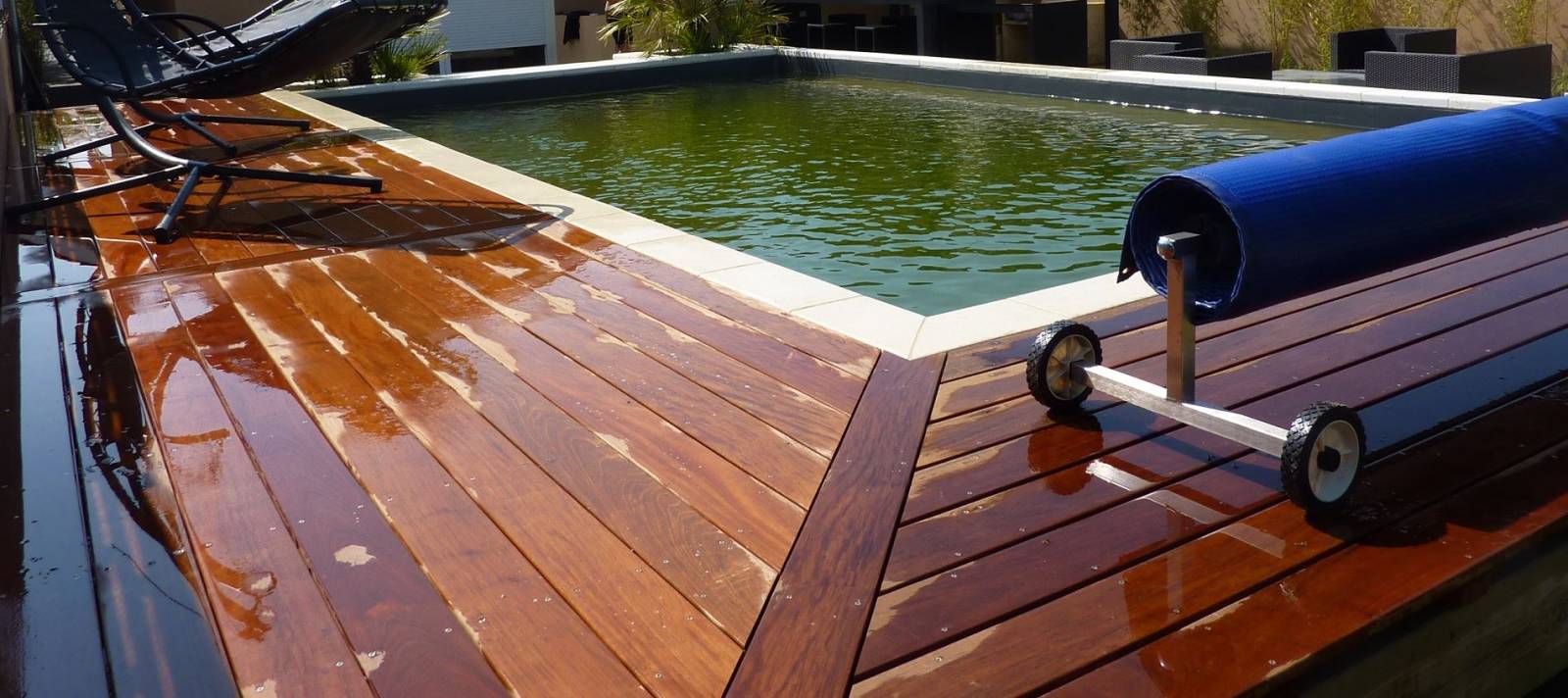 Réalisation d'une terrasse bois autour d'une piscine