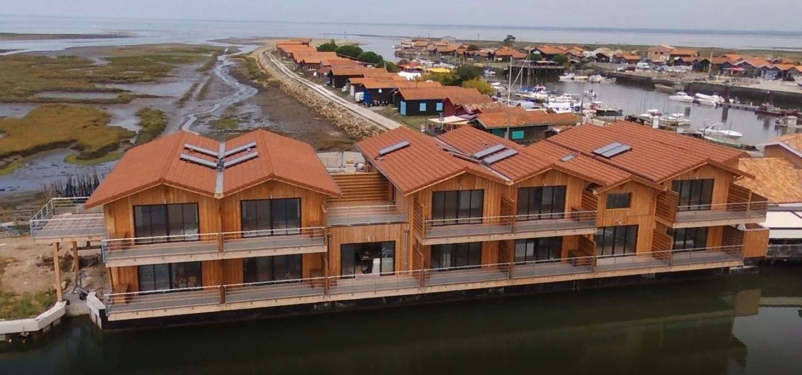 Vue de l'ensemble des Gites Marins réalisé par Traditions Charpente à Gujan-Mestras