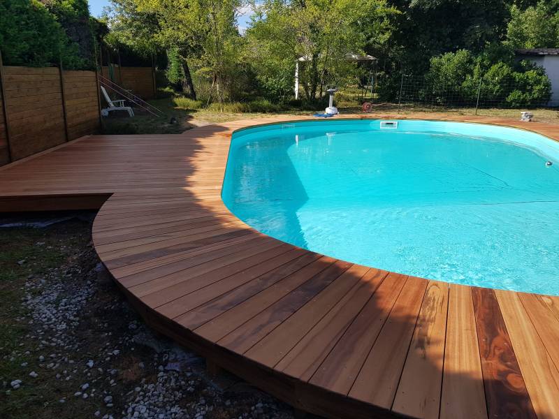 Saucats: construction d'une terrasse en bois en muiriacatiara réalisée par l'entreprise Traditions Charpente