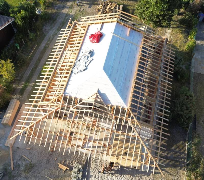Sur le Bassin d’Arcachon, Traditions Charpente valorise chaque maison par une ossature bois durable et un savoir-faire artisanal.