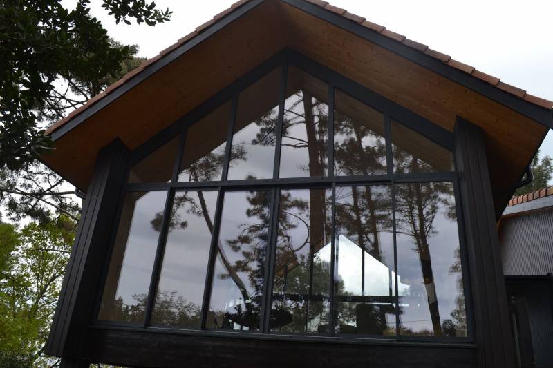 Conception de maison tout en bois avec grande baie vitrée au Cap Ferret
