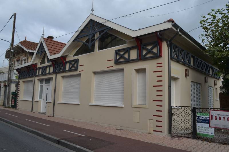 Fabrication et pose d'une charpente sur mesure avec ferme décorative en façade à Arcachon
