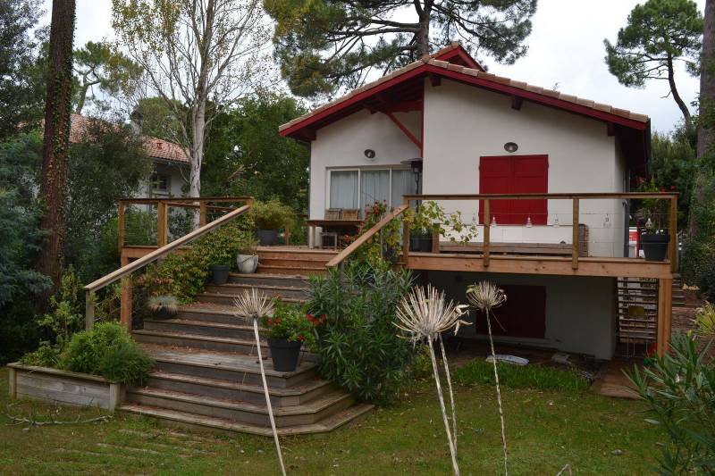 Réalisation d'une terrasse bois sur pilotis et d'un escalier avec palier interlédiaire