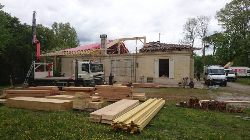 Levage d'une charpente en lamellé collé en région bordelaise