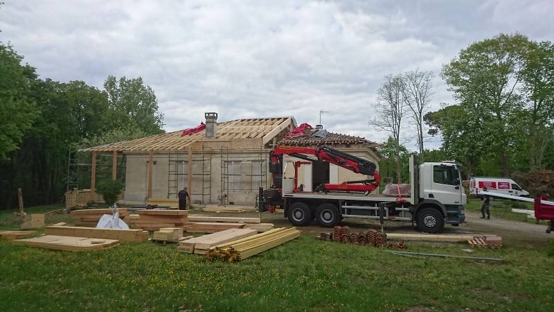 Pose de poutre en lamellé collé et chevrons autoporteur de la nouvelle charpente sur un chantier de rénovation au sud de Bordeaux