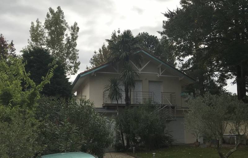 Surélévation en ossature bois qui s'intègre parfaitement avec la maison existante.