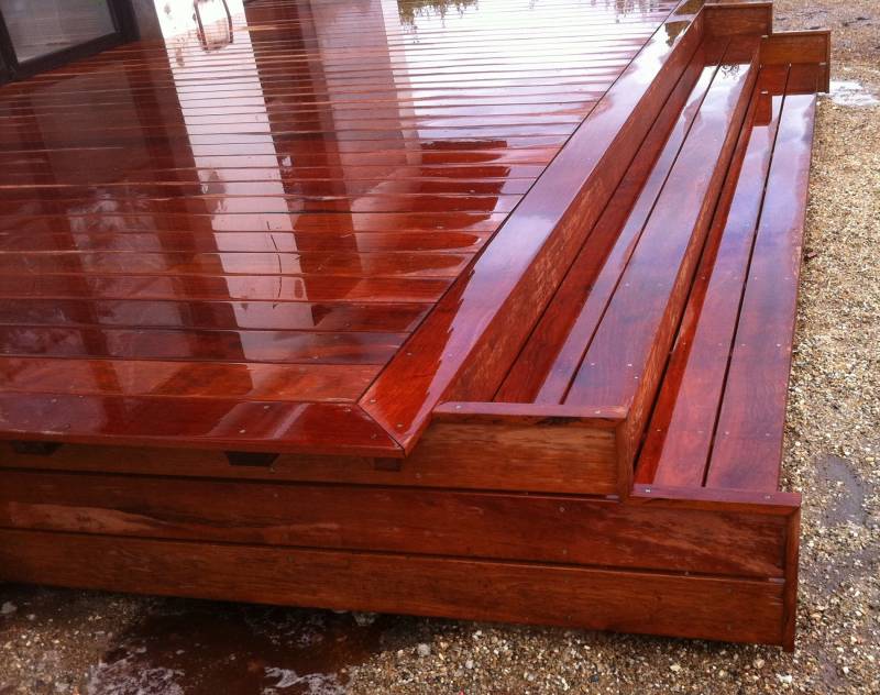 Réalisation d'une terrasse avec marche en bois exotique