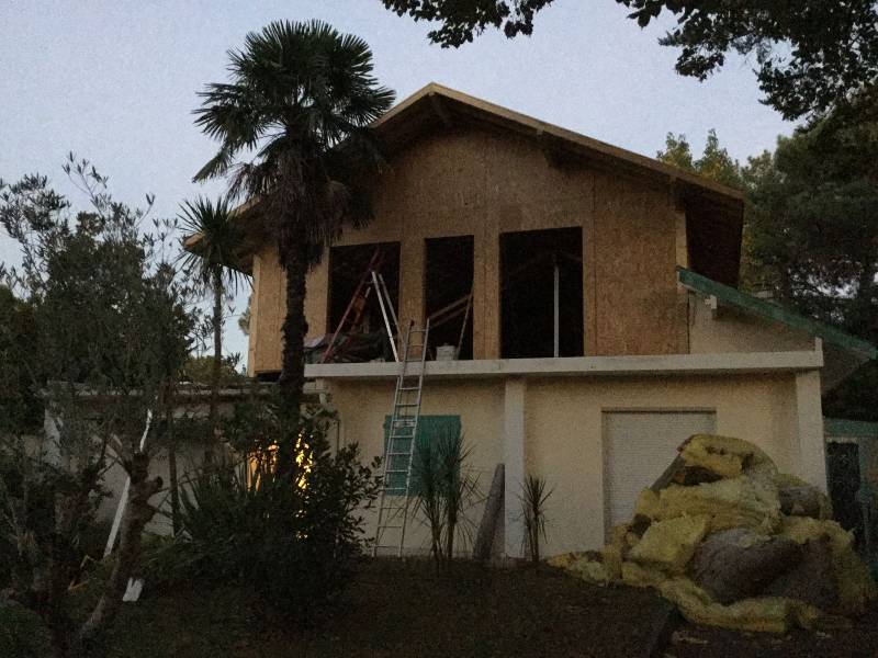 Levage de murs ossature bois pour la construction d'une surélévation à Arcachon