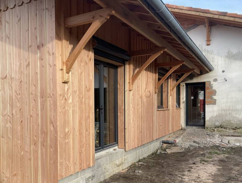 Réalisation d'un bardage couvre joint en douglas sur une extension en ossature bois sur Villenave