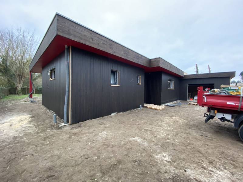 Réalisation d'un bardage bois noir en pose verticale à Toulenne