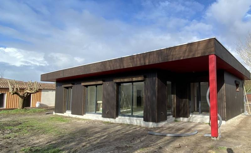 Construction d'une maison ossature bois avec toit terrasse à Toulenne en Gironde