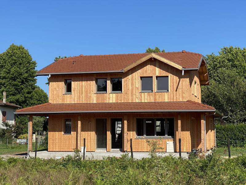 Construction d'une maison ossature bois avec pose d'un bardage couvre joint en bois douglas à Parentis -en-Born