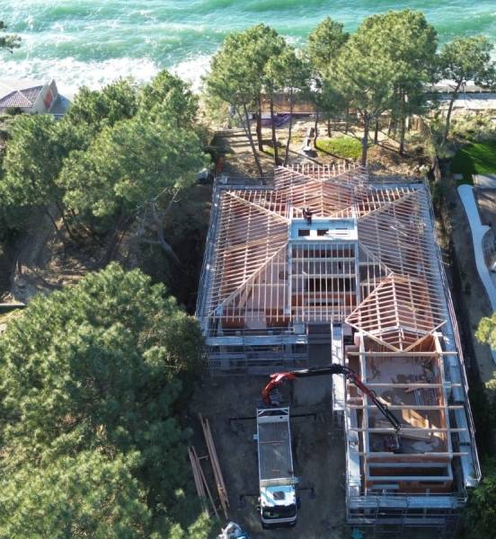 Dans le secteur du Bassin d’Arcachon, Traditions Charpente allie tradition et modernité pour des constructions bois d’exception