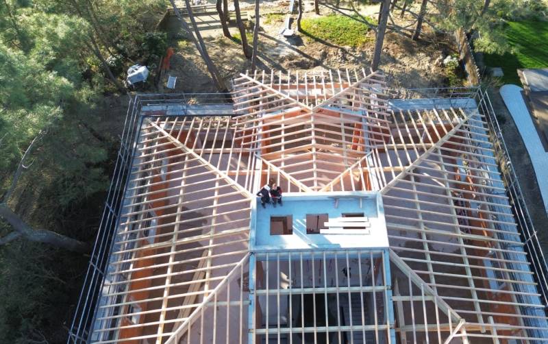 Autour du Bassin d’Arcachon, nos équipes façonnent des charpentes personnalisées qui s’intègrent parfaitement à l’environnement côtier.
