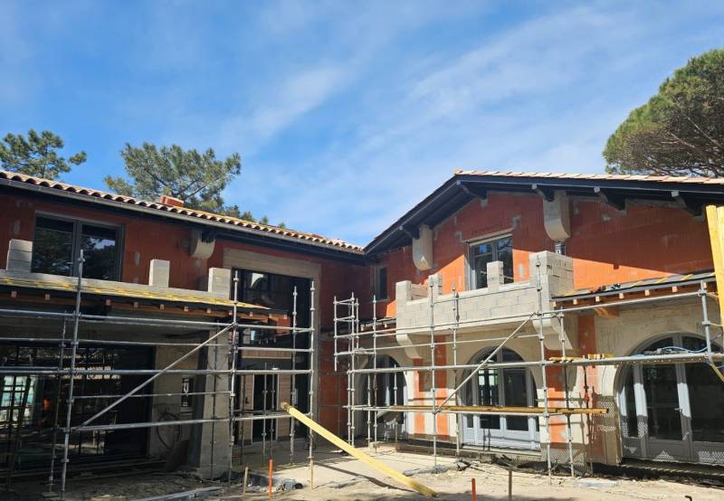 Sur le Bassin d’Arcachon, chaque projet signé Traditions Charpente met en valeur le savoir-faire artisanal et la précision du détail.