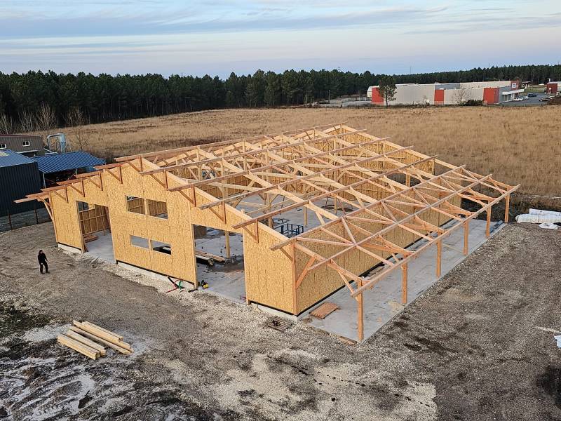 Atelier de fabrication Traditions Charpente au Barp : réalisation sur mesure d'un bureau d'accueil en Pin .